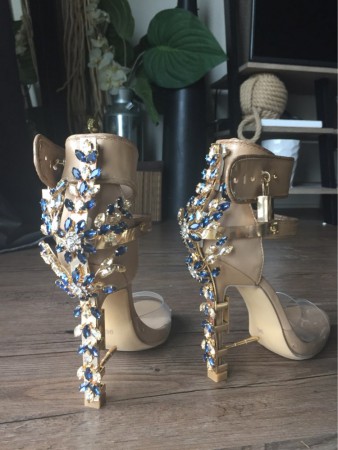 Sandalias Celebs con candado y pedreria