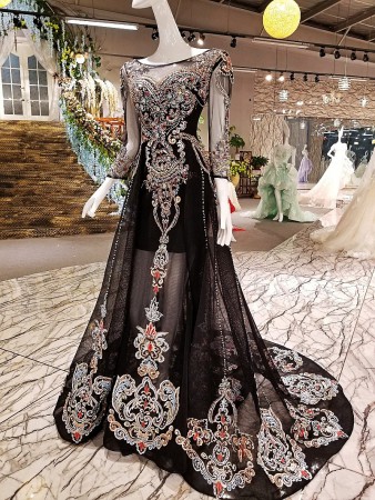 /products/vestido-de-gala-en-organza-con-pedreria-y-cola/